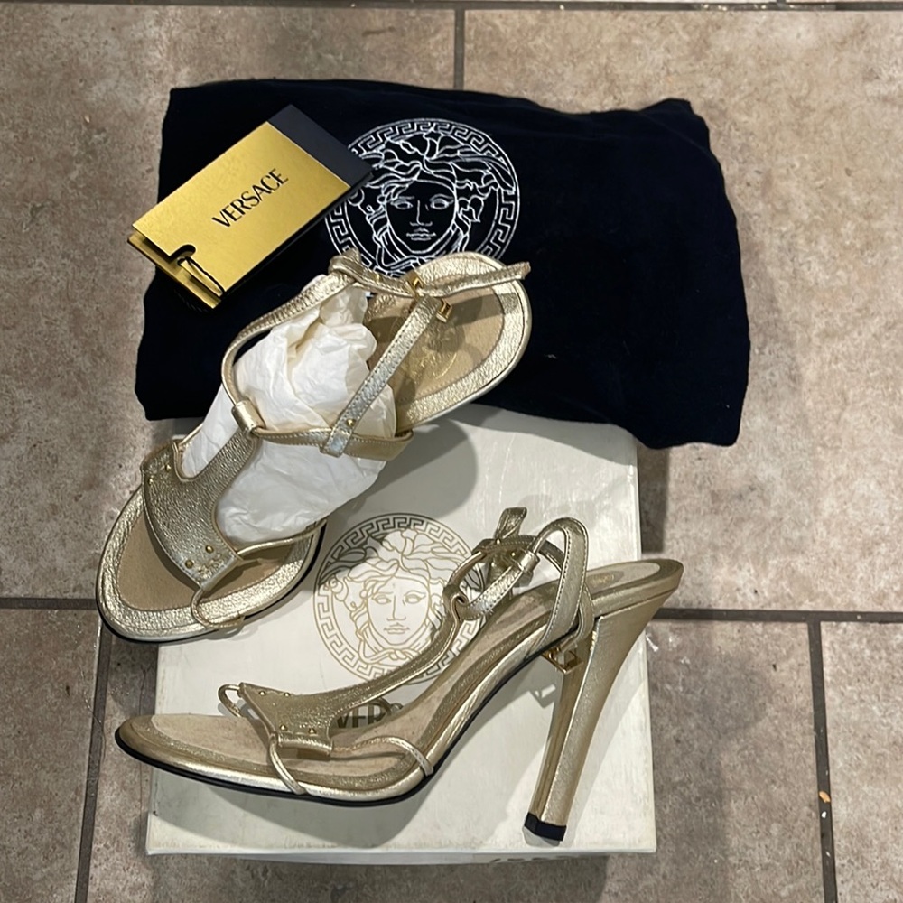 Versace sandalo vitello silk oro.